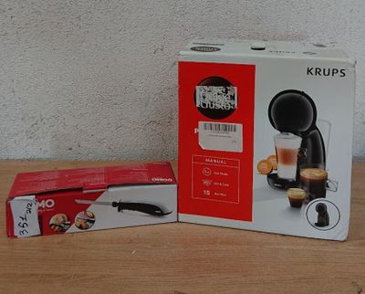 emballage d'une machine à café posée sur une table, à côté d'une boîte