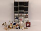 Des flacons de parfum sont disposés sur une table, avec un miroir en arrière-plan.