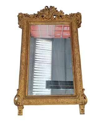 Grand miroir en bois et stuc dorée à décor feuillagé, ornée …