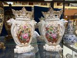 deux vases posés sur une table en verre