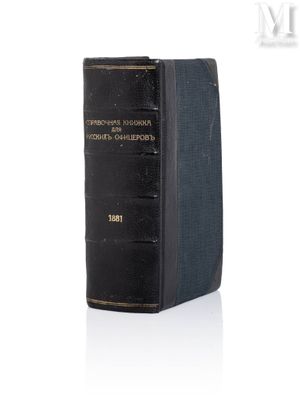 un vieux livre noir posé sur une surface blanche
