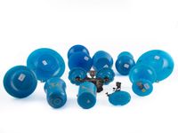 Lot d'opalines bleues comprenant 2 vases balustres aux cols … (photo 2)