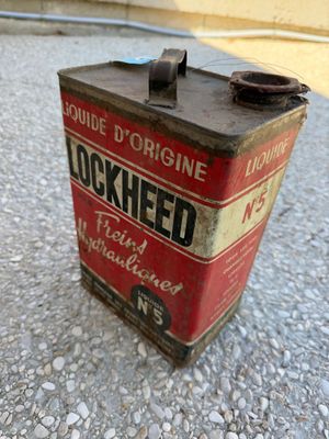 une vieille boîte de conserve posée par terre