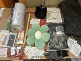 une table sur laquelle sont posés plusieurs objets