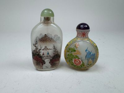 deux petits vases en verre posés l'un à côté de l'autre sur une table