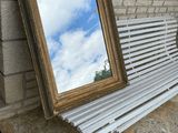 un banc sur lequel est posé un miroir, à côté d'un mur de briques