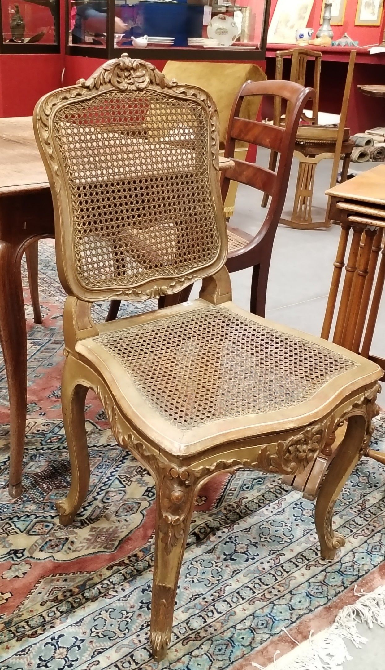 Chaise à assise et dossier cannés en bois doré.
