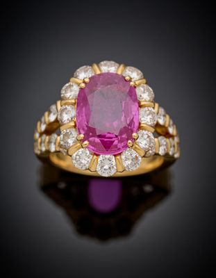 une bague en saphir rose et diamant