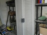 un garage avec beaucoup d'objets sur les étagères