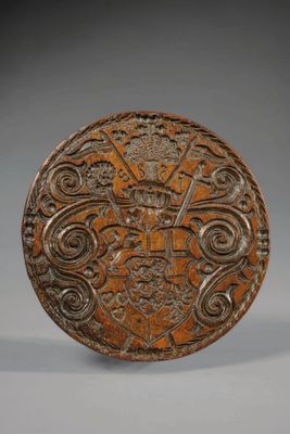 une plaque en bronze ornée d'un motif