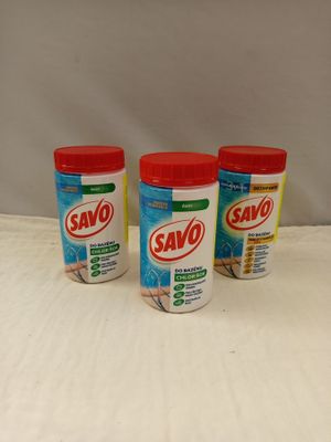 trois bouteilles de nettoyant Savo posées sur un plan de travail