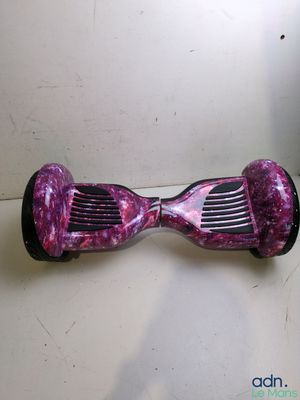 une planche de hoverboard violette posée sur une surface blanche