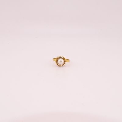 une bague plaquée or ornée d'un motif de tournesol