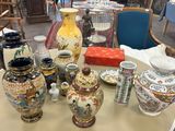 de nombreux vases différents sur la table de cette pièce
