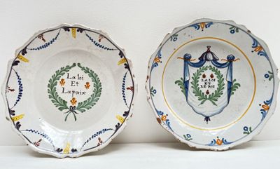 deux assiettes posées côte à côte sur une table