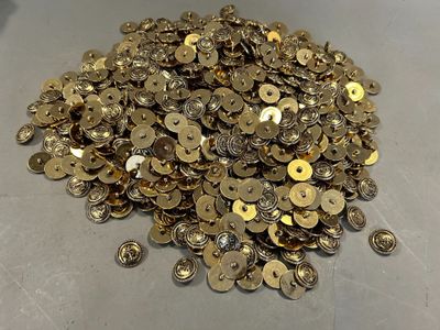une pile de pièces posée sur un plan de travail