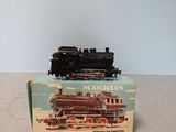 un petit train miniature posé sur une boîte