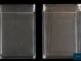 deux boîtes en plastique transparent posées sur un fond noir
