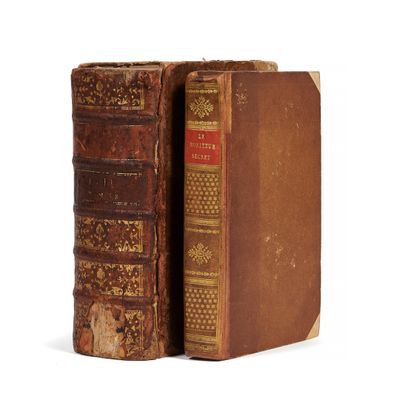 deux vieux livres posés côte à côte sur une surface blanche