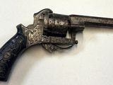 un pistolet posé sur une surface blanche