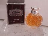 une photo d'un flacon de parfum posé sur un comptoir