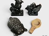 trois figurines posées à côté d'une cuillère en bois