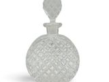 une image représentant un flacon de parfum en verre transparent sur fond blanc