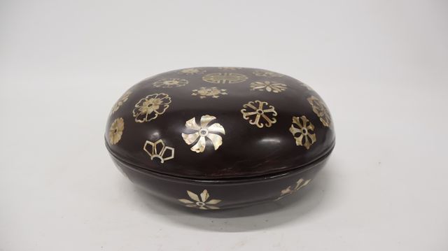 CHINE - XXe siècle - Boite ronde en laque brun et or et incrustée...