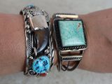 deux bracelets en argent sertis de pierres de turquoise au poignet d'une femme