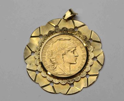une image montrant un gros plan d'une médaille d'or posée sur une surface blanche