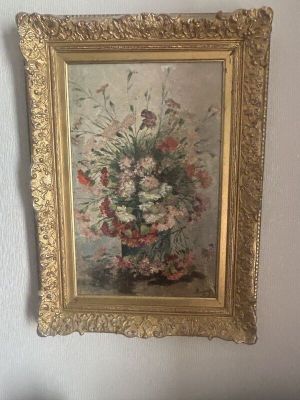 une photo d'un tableau accroché au mur