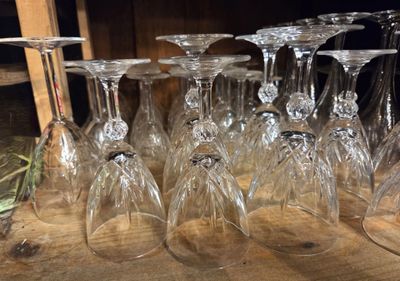 de nombreux verres à vin vides posés sur une table en bois
