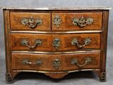 une commode en bois avec un plateau en marbre