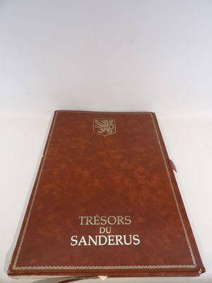 un livre en cuir marron, avec une inscription blanche, posé sur une surface blanche