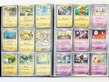 beaucoup de cartes pokemon sur la table