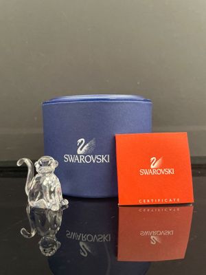 figurine en cristal Swarovski représentant un singe, présentée dans un coffret cadeau bleu