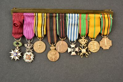 de nombreuses médailles accrochées au mur