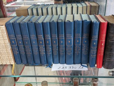 de nombreux livres exposés dans une vitrine