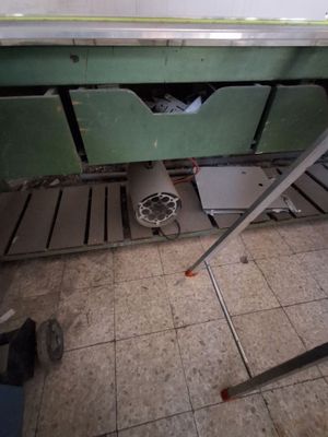 un lavabo dans une salle de bains où le sol est encombré d'objets