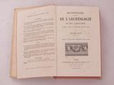 un livre ouvert sur lequel figure la photo d'un homme