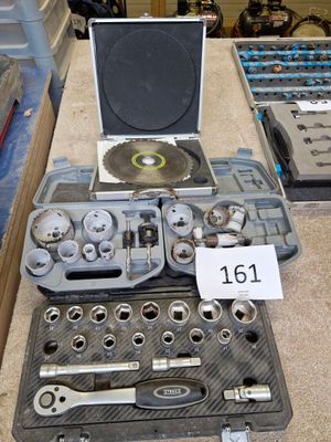 un grand nombre d'outils sur la table