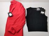 une veste rouge et un haut noir, l'un à côté de l'autre