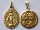 deux pendentifs en or représentant la Vierge à l'Enfant