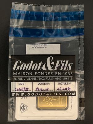 le lingot d'or se trouve dans un sac en plastique posé sur une surface noire