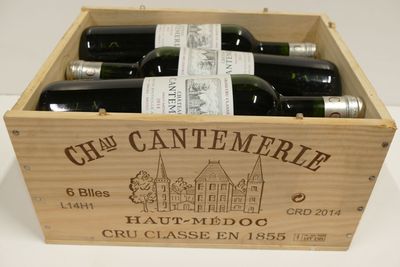 six bouteilles de vin dans un coffret en bois sur une table