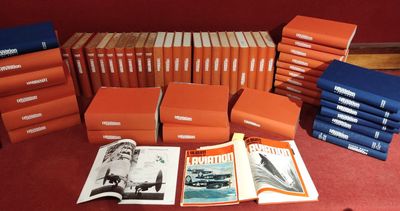 plusieurs livres sont empilés sur une table