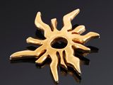 un gros plan d'un motif « sunburst » doré sur une surface noire