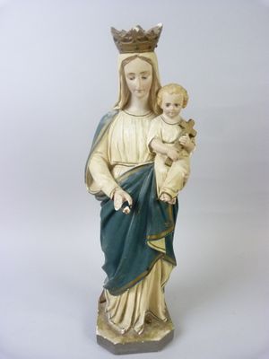La statue de la Vierge Marie tenant un enfant porte une couronne.