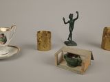 un grand nombre d'objets posés sur une table