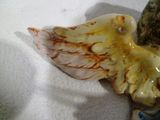 une figurine représentant un oiseau posée sur une serviette blanche